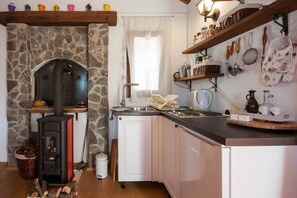Fridge, stovetop, electric kettle, cookware/dishes/utensils - Holiday Home Stella - cozy studio (Zaton)