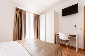 4 chambres, coffres-forts dans les chambres, fer et planche Ă repasser