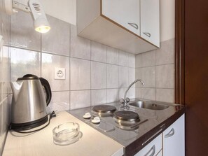 Geladeira, cooktop, talheres/pratos/utensílios de cozinha