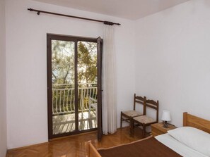 4 室のベッドルーム、WiFi (無料)、ベッドシーツ