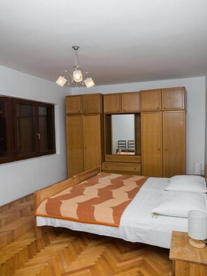 4 bedrooms, free WiFi, bed sheets