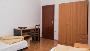 A room with a bed, a desk, a chair, and a wardrobe. - Apartments Gaj Brodarica - A8 (Šibenik-Brodarica)