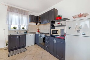 Frigorifero, microonde, forno, piano cottura