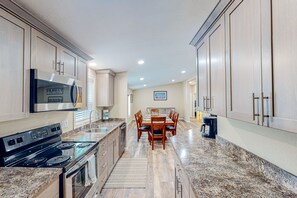 ثلاجة، ميكروويف، فرن، موقد طهي مسطح