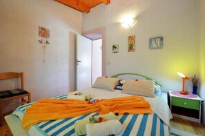 1 habitación, tabla de planchar con plancha, wifi gratis y ropa de cama 