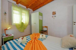 1 habitación, tabla de planchar con plancha, wifi gratis y ropa de cama