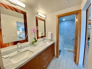 Een douche,  milieuvriendelijk toiletgerief, een haardroger, handdoeken