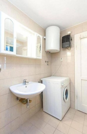 Douche, sèche-cheveux, serviettes fournies, papier toilette