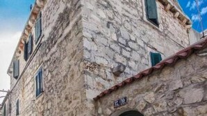 A stone building with a sign reading "10". - Stone Apartment Primosten (Primošten)