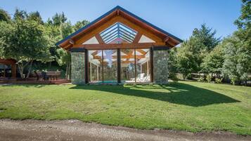 Een binnenzwembad en ligstoelen