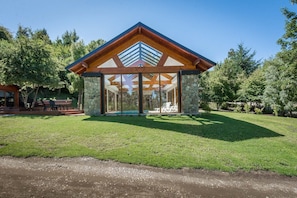 Inomhuspool och solstolar