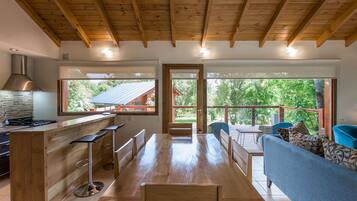 Superior Bungalow | Private kitchen | Full-size fridge, microwave, oven, electric kettle