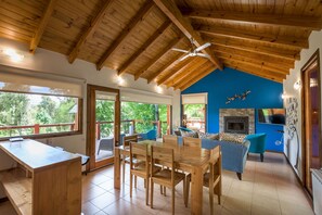 Bungalow Superior | Vardagsrum | 49-tums smart-tv med satellitkanaler, tv och eldstad