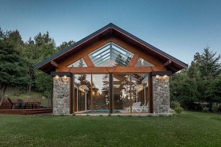 Una piscina techada, sillones reclinables de piscina. Solar Selvana - Casas de montaña