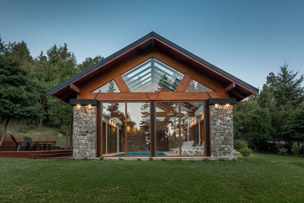 Inomhuspool och solstolar