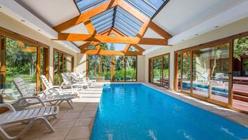 Hồ bơi trong nhà, ghế dài tắm nắng