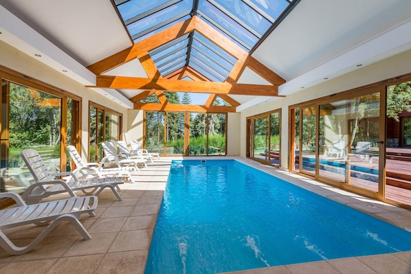 Indoor pool, sun loungers