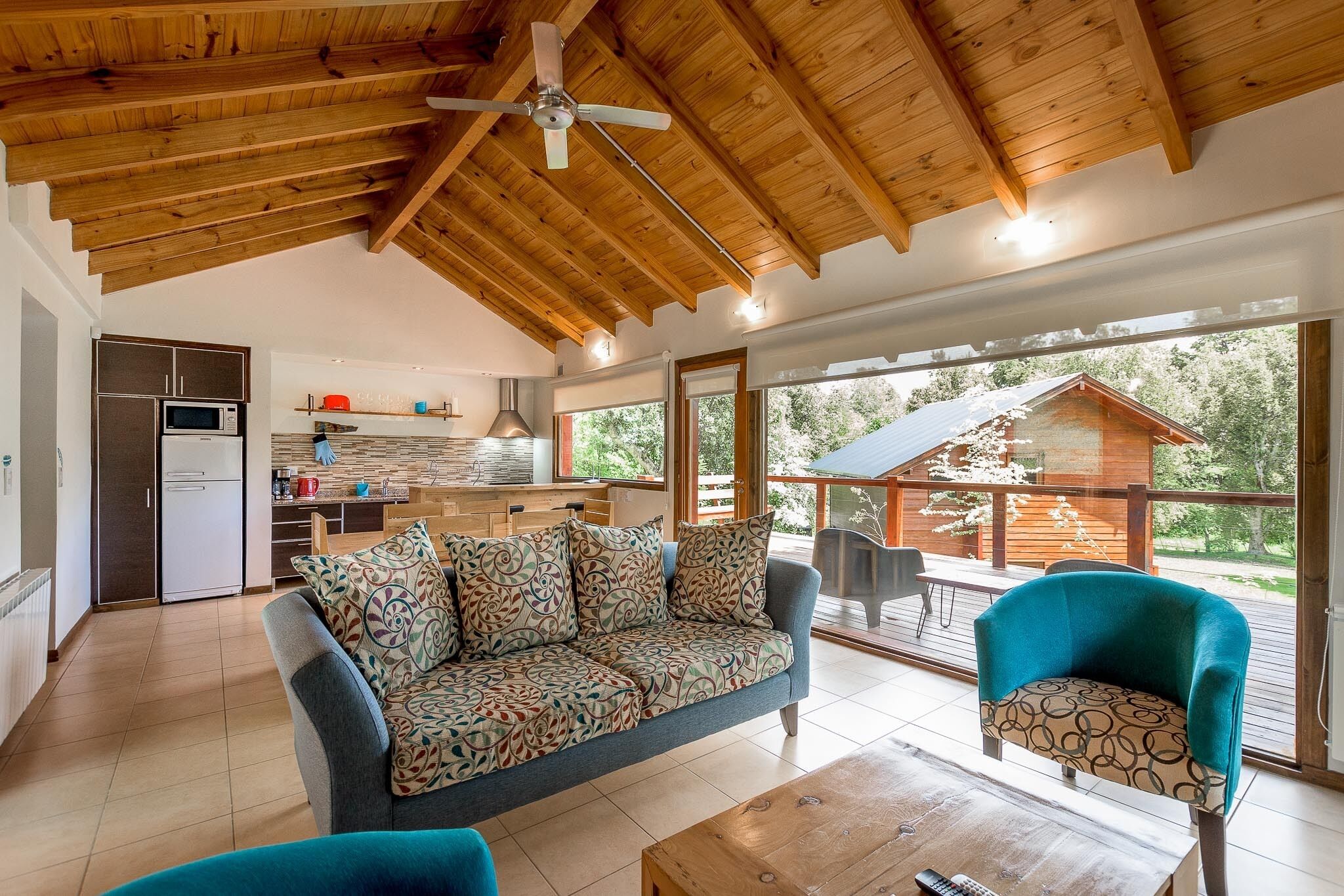 슈피리어 방갈로 | 거실 공간 | 위성 채널 시청이 가능한 49인치 스마트 TV, TV, 벽난로