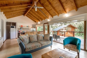 Bungalow Superior | Vardagsrum | 49-tums smart-tv med satellitkanaler, tv och eldstad