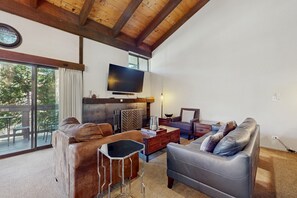 Una televisión, una chimenea