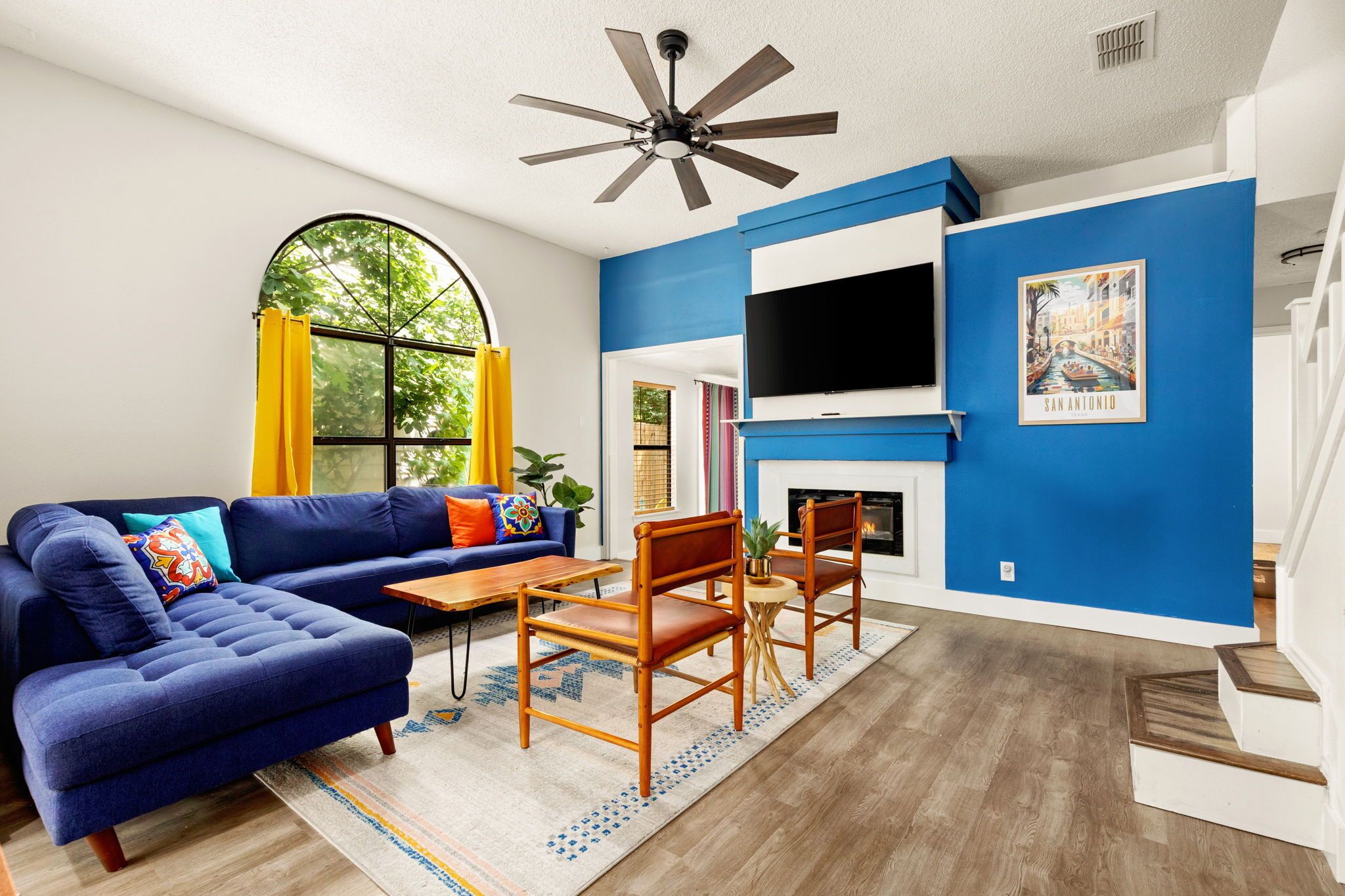 Smart TV, chimenea y libros 