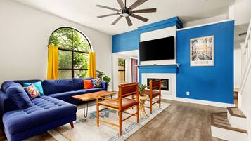 Smart TV, chimenea y libros