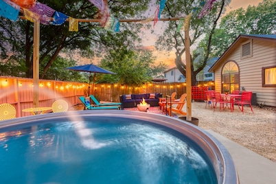 Fiesta Retreat w/ Cowboy Pool by SeaWorld/Lackland, Dog Friendly