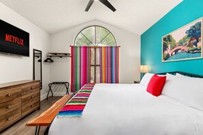 4 habitaciones, escritorio y tabla de planchar con plancha 