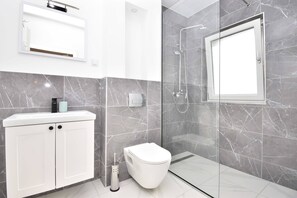 Bruser, gratis toiletartikler, hårtørrer, håndklæder