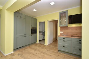 Fridge, oven, stovetop, dishwasher