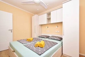 5 bedrooms, in-room safe, free WiFi, bed sheets