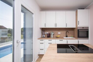 Fridge, oven, stovetop, dishwasher
