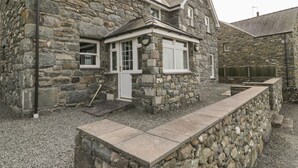 A stone house with a small porch and a chimney. - Traditional Welsh cottage in the village of Dyffryn Ardudwy (Dyffryn Ardudwy)