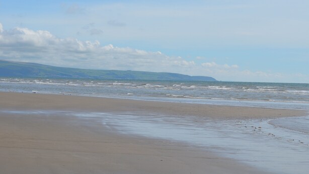 A beach with a wide sandy shore and gentle waves. - Traditional Welsh cottage in the village of Dyffryn Ardudwy (Dyffryn Ardudwy)