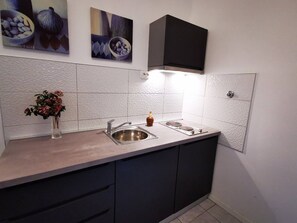 Een koelkast, een kookplaat, een koffiezetapparaat/waterkoker