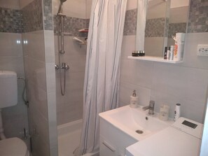 Een douche, handdoeken