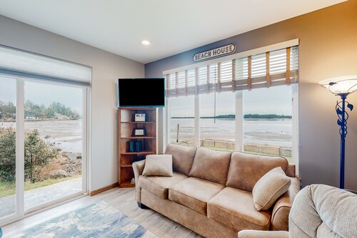Quiet, newly built, bayfront beauty with marvelous sunset views & jetted tub