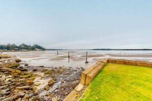 On the beach - Quiet, newly built, bayfront beauty with marvelous sunset views & jetted tub (Coos Bay)