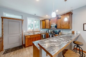 Fridge, microwave, oven, stovetop - Quiet, newly built, bayfront beauty with marvelous sunset views & jetted tub (Coos Bay)