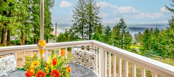 Inviting home with spectacular view, hot tub, balcony, fireplace, & W/D