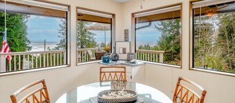 Inviting home with spectacular view, hot tub, balcony, fireplace, & W/D