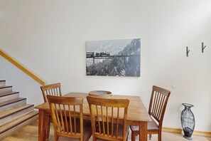 Dining - Comfy townhome with balcony, patio, fireplace, grill & W/D - quiet location (Flagstaff)