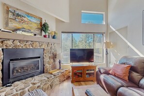 TV, fireplace - Comfy townhome with balcony, patio, fireplace, grill & W/D - quiet location (Flagstaff)
