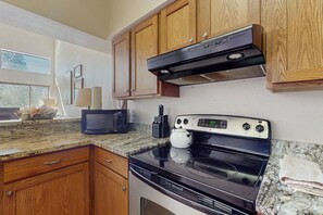 冷蔵庫、電子レンジ、オーブン、コンロ