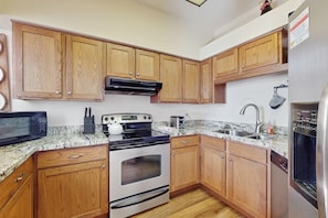 Fridge, microwave, oven, stovetop - Comfy townhome with balcony, patio, fireplace, grill & W/D - quiet location (Flagstaff)