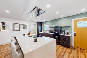 Kjøleskap, mikrobølgeovn, ovn og kokeplater