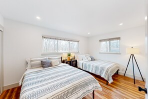 2 bedrooms, iron/ironing board, internet, bed sheets