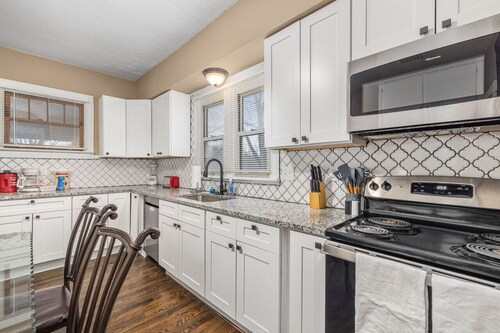 The Olive House - Near Main Street- Fully rehabbed