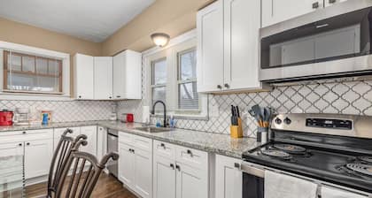 The Olive House - Near Main Street- Fully rehabbed