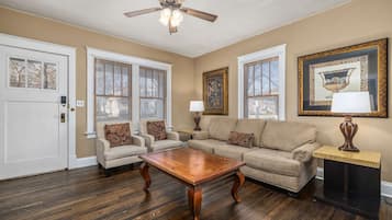 Una televisión, un futbolín